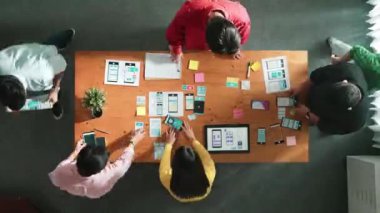 Yazılım geliştiricisinin yazılım geliştirme planındaki gecikme. Cep telefonu arayüzü ya da dijital yaratıcı tasarım için Ux UI tasarımı ve beyin fırtınası yapan yetenekli bir programcı takımı. Cemaat.