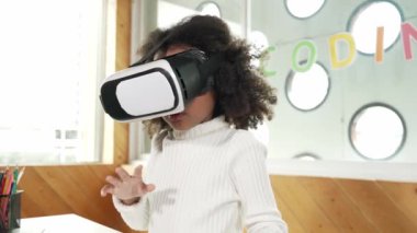 Meta-evrende öğrenmek için VR kulaklık takan yaratıcı kız. Komik çocuk yapay zeka kulaklığı takıp BTMM teknoloji sınıfında sanal dünya programına katılmayı seviyor. Yenilik. Gelecekteki yaşam tarzı. Etkinlik.