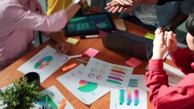 Çok kültürlü iş gruplarının satışları ya da başarılı projeleri kutlamak için el ele tutuşması. Pazarlama ekibinin el ele tutuşup el çırpmasını sağlayın. Cemaat.