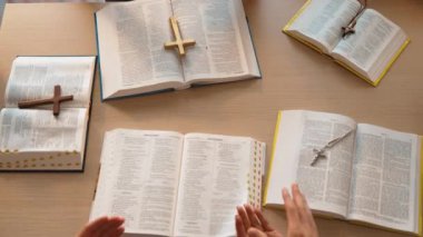 Hristiyan katolik takipçilerle dinsel bağlılık ve maneviyat duygusu doludur. Ağır çekimde Hıristiyan insanlar birlikte dua ederken el ele tutuşup grup duası yapıyorlar. Filizlenen