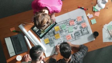 Tasarım toplantıya katılırken inşaat mühendisinin proje planının yukarıdan aşağı görüntüsü. Profosyonel yönetici, bina inşaatı tasarımı için planlama yaparken birlikte çalışıyor. Sempozyum.