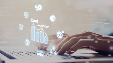 Maliyet azaltma, dijital grafik EIDE örtüşmeleri ile gösterilen maliyet tasarrufu kavramı, kurumsal işletmeler gereksiz harcamaların azaltılması yoluyla maliyet ve şirket kaynaklarını etkili bir şekilde tasarruf eder