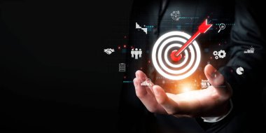 İş adamı müşteri hedef gruplarını belirlemek için verileri analiz eder, pazarlama stratejilerini rafine eder. Her hedef grubun özel ihtiyaçlarını karşılamak için iletiler gönderiliyor. EIDE