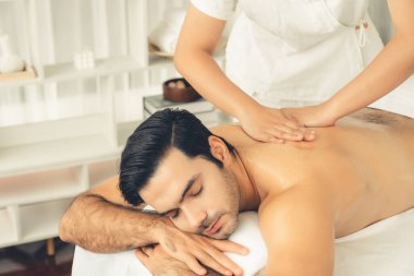 Kafkas erkek müşteri stres önleyici spa masajının keyfini çıkarıyor ve lüks otel veya oteldeki gündüz açık hava ortamında güzellik derisi eğlencesi ile şımartıyor. Sessiz.