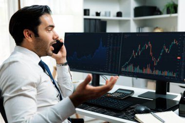 İki borsa yatırımıyla danışman ya da ortağı arayan tüccar işadamı, veri analizini yüksek kârlı dinamik teknoloji borsasına yatırım yapmak için karşılaştırdı. Tahmin et..