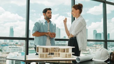 Stres mimarı mühendis takımı ev modeli inşaatı hakkında konuşuyor. Başarılı iç tasarım beyin fırtınası, paylaşım, mimari tasarım. Yaratıcı tasarım. İzleme