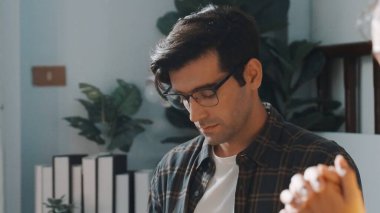 Yetenekli çeşitli duaların el ele tutuşması ve daireler çizerek Tanrı 'ya dua edişinin üst görüntüsü. Kucaklarda açık incille otururken el ele tutuşan insanların yukarıdan aşağı hava görüntüsü. Sempozyum.