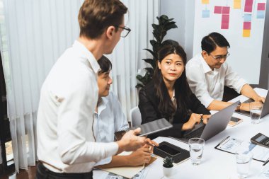 Analist ekibi toplantı odasındaki mali verileri analiz etmek için BI Fintech 'i kullanıyor. İş adamları, ticari öngörü ve stratejik pazarlama planlama için iş dünyası panelinin gücünü kağıt üzerinde analiz ediyor.