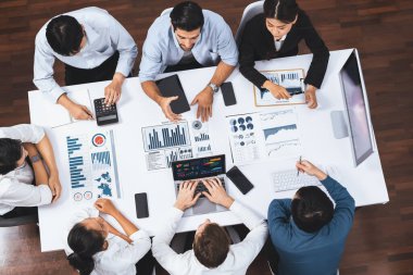 Üst düzey analist ekibi toplantı odasındaki mali verileri analiz etmek için BI Fintech 'i kullanıyor. İş anlayışı ve stratejik pazarlama planlaması için kağıt üzerinde analitik BI gösterge paneli. Tedbirli