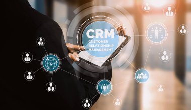 İş satış pazarlama sistemi konsepti için CRM Müşteri İlişkileri Yönetimi CRM veritabanı analizini desteklemek için hizmet uygulamasının fütüristik grafik arayüzünde sunulmuştur. uds