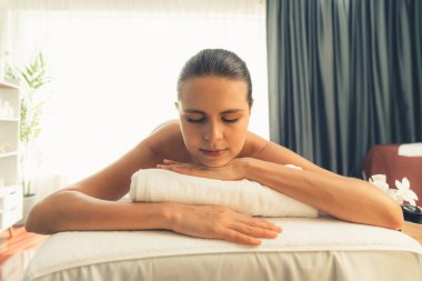 Kafkasyalı kadın müşteri stres önleyici spa masajının keyfini çıkarıyor ve lüks otel ya da oteldeki gündüz açık ortam güzellik salonunda güzellik teniyle eğleniyor. Sessiz.