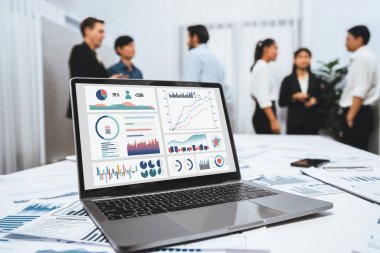 BI Fintech 'in analitik veri tabanı bilgisayarında bulanık arkaplandaki finansal verileri analiz etmek için görüntülenmiş iş adamlarının iş planlamasında içgörü gücü analizi.