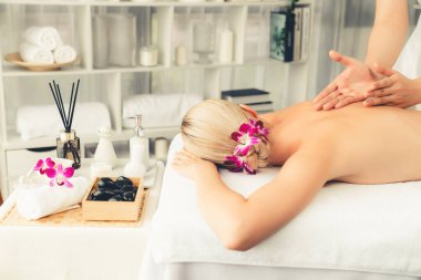 Kafkasyalı kadın müşteri stres önleyici spa masajının keyfini çıkarıyor ve lüks otel ya da oteldeki gündüz açık ortam güzellik salonunda güzellik teniyle eğleniyor. Sessiz.
