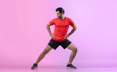 Vücut uzunluğunun tamamı atletik ve sportif genç bir adam tarafından izole edilmiş arka planda egzersiz öncesi duruş için ısınma ve esneme hareketleri ile çekilir. Sağlıklı aktif ve vücut bakımı yaşam tarzı.