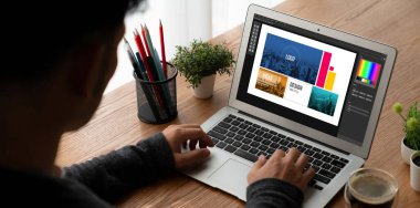 Web sayfasının modern tasarımı ve bilgisayar ekranında gösterilen ticari reklamlar için grafiksel tasarımcı yazılımı