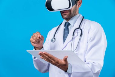 Doktor mavi arkaplana bakarken sanal gerçeklik gözlüğü takıyor. Laboratuvar önlüklü profesyonel doktor başvuru formunu tutarken VR gözlüğü kullanıyor. Sapma.