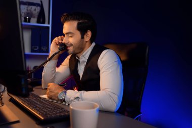 Akıllı iş adamı, telefon masasındaki ortağını ya da yatırımcıyı arıyor, hedef pazar veritabanı üzerinde tartışıyor, satış kanalı disiplinlerini analiz etmek için Neon Dark Light Room 'daki ürün servisini inceliyor. Tahmin et..