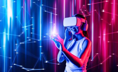 Meta-meta 'da siber punk stilinde ayakta duran zeki kadın metaevrene bağlı VR kulaklık takıyor, gelecekteki siber uzay teknolojisi kullanıyor, kadın sanal gerçekliğe dokunan bir nesne kullanıyor. Halüsinasyon.