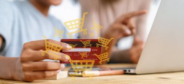 Programın hologram grafik arayüzlü kredi kartı müşterinin elinde. Müşteri noktası dizüstü bilgisayarı başka bir kullanıcı açık e-ticaret uygulaması için parasız teknoloji mağazası çevrimiçi envanteri kullanıyor. Siber Nakit.