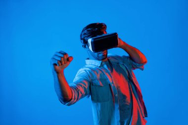 Gözlük takan, kameraya vuran ya da yumruk atan zeki bir adam. Profesyonel sporcu boks ve dijital teknoloji yeniliklerini kullanırken metaevren ya da sanal dünyada hareketli jest. Sapma.