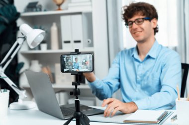 Satış ve pazarlama planlamasında akıllı telefon odaklı internet yayınını kullanan etkili sunucu kanalı modern ofisteki sosyal medyada portre yüzü bulanık bir altyapıya sahip. Toplayıcı.