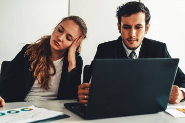 Mutsuz ciddi iş adamı ve iş kadını ofis masasında dizüstü bilgisayar kullanarak çalışıyor. Kötü iş krizi ve iflas konsepti. uds