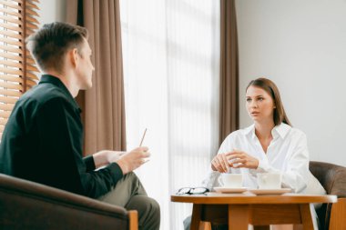 Psikolojik konsültasyon zihinsel problemde iyileşme kaydediyor. Psikiyatrist akıl hastalığı teşhisi koyarken mutlu genç bayan hasta terapi seansı yapıyor. Açılıyor