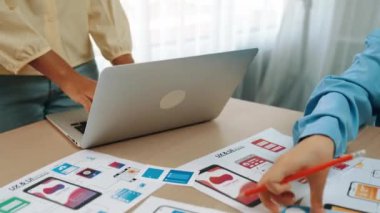 Mobil uygulama ya da web sitesi için kullanıcı arayüzü prototipi planlayan şirket çalışanlarının panorama videosu. UX UI tasarım beyin fırtınası kullanıcı dostu arayüz planı tasarlıyor. Sinerjik