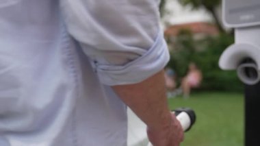 Mutlu ve neşeli bir ailenin arka planında ev şarj istasyonundan elektrikli araç şarj ediliyor. EV arabası daha iyi bir gelecek için alternatif ve sürdürülebilir enerji kullanıyor.