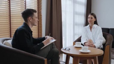 Psikolojik konsültasyon zihinsel problemde iyileşme kaydediyor, genç hasta terapi seansında, psikiyatrist de akıl hastalıkları konusunda tanı koyuyor. Zihinsel tedavi seansı. Düzenle