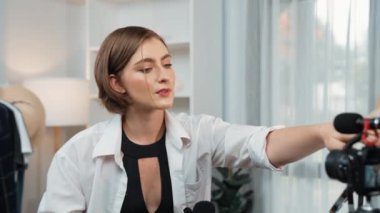 Kadın Etkilenen Vlog video görüntülerini canlı yayınlıyor Makyaj primi sosyal medya veya blog. Kozmetik stüdyosu ışıklandırmalı mutlu genç kız çevrimiçi pazarlama oturumu yayını için..