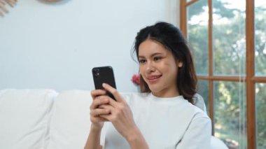 Genç bir kadın internet üzerinden alışveriş yapmak için internet üzerinden internet üzerinden internet üzerinden alışveriş yapıyor. Modern ve konforlu çevrimiçi alımlar güvenli ve uygun alışverişleri sağlar.