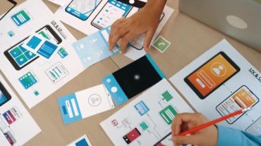 Mobil uygulama ya da web sitesi için kullanıcı arayüzü prototipi planlayan şirket çalışanlarının en iyi görünüm videosu. UX UI tasarımcı beyin fırtınası kullanıcı dostu arayüz planı. Sinerjik