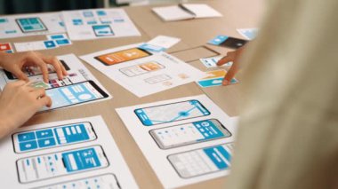 Mobil uygulama ya da web sitesi için kullanıcı arayüzü prototipi planlayan şirket çalışanlarının panorama videosu. UX UI tasarım beyin fırtınası kullanıcı dostu arayüz planı tasarlıyor. Sinerjik