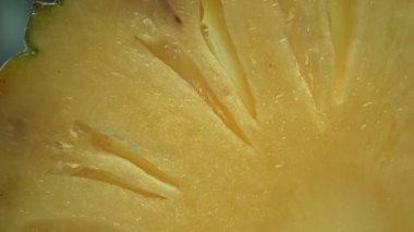 Ananas dilimi, tazelik hissi yaratıyor. Dilimlenmiş bir ananasın yakından bakınca tropik bir cennet ortaya çıkıyor. Güneş tarafından öpülen sarı altın et, pürüzsüz kahverengi kabuğa zıt düşer. Geliştirilebilir.