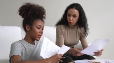 Stresli Afrikalı Amerikalı kadınların kredi kartı borçlarıyla ilgili mali sorunları var. Kötü kişisel para ve ipotek yönetimi krizi kavramını çok önemli ölçüde karşılıyorlar..