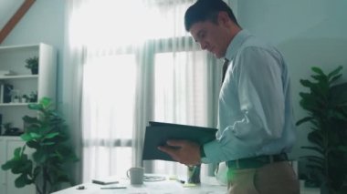 Akıllı mühendisin yukarıdan aşağıya hava görüntüsü türbin motor yapısı ile ilgili belgeye bakarken tablet ekran elektrik jeneratörüne bakar. Jet motorunu düşünen zeki bir teknisyen. Hizalama.