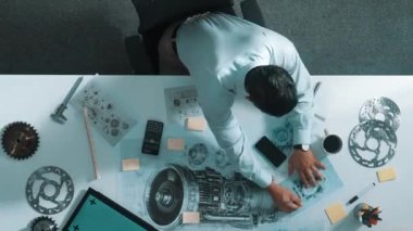 Ekipman ve elektronik jeneratörle toplantı masasında otururken, yetenekli mühendis yazma ve planlama motoru tasarımının en alt görüntüsü. Teknisyen not alıyor. Hizalama.