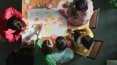 Renkli yapışkan notlarda pazarlama ve planlama stratejisi yazarken insanların yazma ve çalışma tahtası oluşturma konusunda üst düzey bir bakış açısı. Akıllı takım Kanaban tahtasını kullanarak iş performansını yönetir. Cemaat.