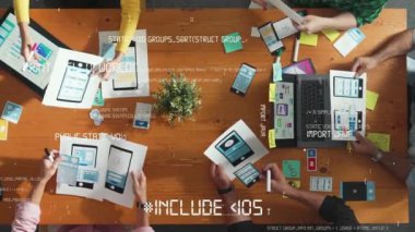 Kodlama mühendisliğiyle finansal grafik üzerinde çalışan iş adamlarının en üst görüşü. Program sisteminin hologramıyla tablet istatistiklerine bakarken yönetici birlikte çalışıyor. Cemaat.