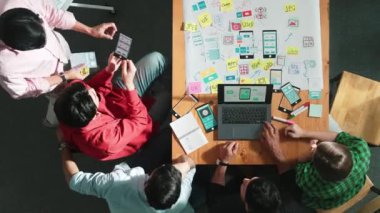 Proje yöneticisinin cep telefonu arayüzü için Ux Ui tasarımı üzerinde çalışırken beyin fırtınası zihin haritası kullanarak yazılım programı tasarlamasının en üst görünümü. Zaman aşımı. Cemaat.