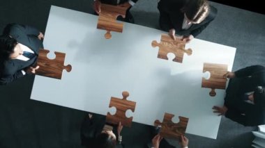 Toplantı masasında bulmaca hazırlayan yetenekli iş adamları. Bir grup akıllı iş adamı sorunu ya birbirine bağlar ya da birlikte çözer. Takım oluşturma, takım çalışması ya da birlik konsepti. Müdürlük.