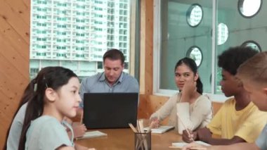 Kafkas öğretmeni ve zeki çocuk sınıfta proje hakkında tartışıyorlar. Mesleki eğitmen, çeşitli öğrenci dinleyen liseli çocuklara ödev verirken sınıf çalışmasından bahsediyor. Öğretim