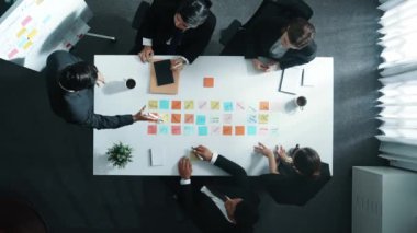 Becerikli işadamlarının ayakta duran ve mevcut pazarlama stratejisinin yukarıdan aşağıya bakış açısına sahipken, yönetim kurulu başkanı masaya yapışkan bir notla yatırım kararı veriyor. Müdürlük.