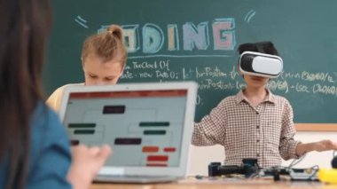 VR kulaklık takan enerjik bir çocuk sınıfta sanal dünyaya giriyor. Öğrenci programlama sistemi, çocuk elektronik panoyu tamir ederken yapay zeka ile mühendislik komut yazılımı oluşturdu. Pedagoji.