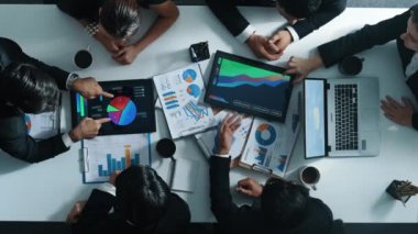 Profesyonel iş adamının yukarıdan aşağıya havadan bakış açısı veri yatırımı grafiğini analiz etmek için finansal istatistik dağıttı. Çeşitli yatırımcıların oluşturduğu bir grup pazarlama stratejisi üzerinde çalışıyor. Müdürlük.