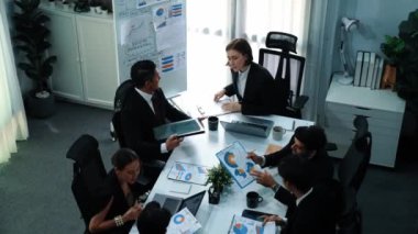 İş toplantısında kadın liderin mali istatistiklere bakması. Profesyonel pazarlama ekibi borsa yatırım grafiği ve planlama stratejisini inceliyor ve analiz ediyor. Takım çalışması. Müdürlük.