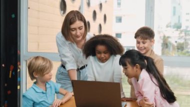 Kafkas öğretmeni ve çeşitli arkadaşlarla çevriliyken şirin Afrikalı kız programlama sistemi. Profesyonel eğitmen, öğrenci dinlerken kodlama mühendisliği öğretiyor. Etkinlik.