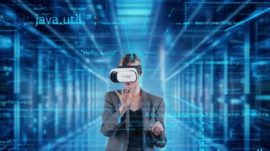Kadın, VR 'nin gelecekteki küresel arayüzü tarafından şekillendirilen kodlama programlama güncellemesi finans dünyası sunucu odasında dijital bilgi ağı teknolojisi sanal hologram animasyonu. Kısıtlanma.