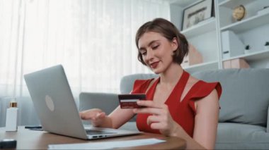 Kadın alışverişi ya da internet pazarında online ödeme modern yaşam tarzı için satış öğeleri arama ve prim siber güvenlik yazılımı tarafından korunan cüzdan çevrimiçi ödeme için kredi kartı kullanma